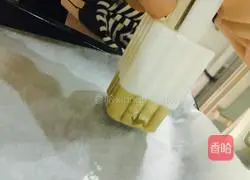 Illustration of how to make egg yolk and lotus paste mooncakes 8