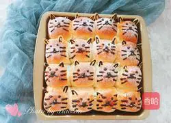 Illustration of how to make kitten squeeze buns 12