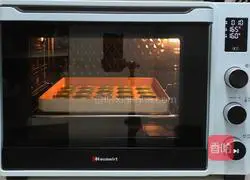 Illustration of how to make kiwi fruit shaped biscuits 14