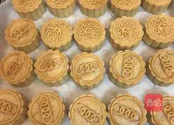 Cantonese egg yolk mooncake recipe 8