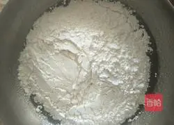 Illustration of how to make egg yolk and bean paste mooncakes 3