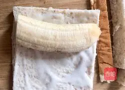 Illustration of how to make banana toast rolls 4