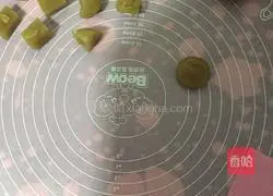 Illustration of how to make egg yolk and lotus paste mooncakes 4