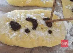 Illustration of how to make sweet-scented osmanthus and coconut toast 5