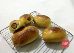Illustration of how to make sausage bread 12