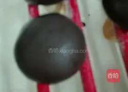 Illustration of how to make small mushroom biscuits 4