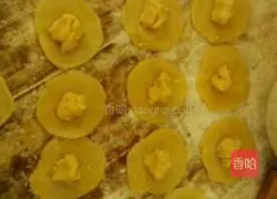 Illustration of how to make puff pastry mooncakes with electric baking pan 3