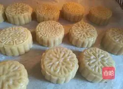 Illustration of how to make Cantonese-style mooncakes 12