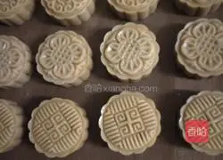 Illustration of how to make five-nut mooncakes 13