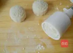 Illustration of how to make red fruit bean paste mooncakes 5