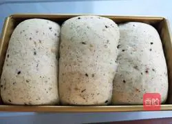 Illustration of how to make Polish black sesame toast 12