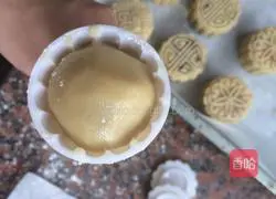Illustration of how to make lotus paste and egg yolk mooncakes 8