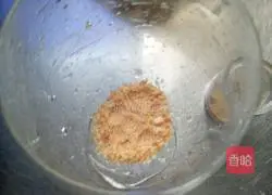 Illustration of how to make biscuit milkshake 3