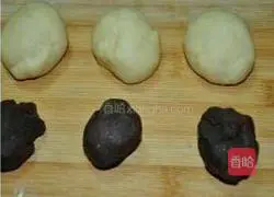 Red fruit bean paste mooncakes Illustration of how to do it 3