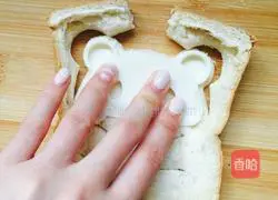 Illustration of how to make bear toast 4