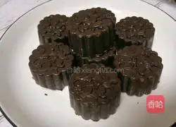 Illustration of how to make chocolate mooncakes 8