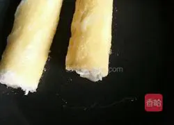 Illustration of how to make fish-filled egg toast rolls 8