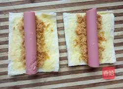 Illustration of how to make toasted meat floss and ham rolls 4