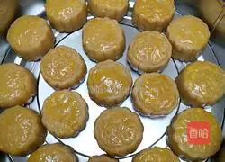 Illustration of how to make custard mooncakes 8