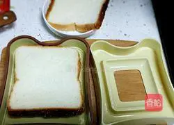 Illustration of how to eat two toasts 3