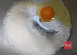 Illustration of how to make chives and meat floss toast 2