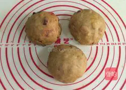 Illustration of how to make soft European buns with red dates and wolfberry 8