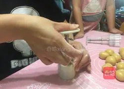 Illustration of how to make egg yolk and bean paste mooncakes 15