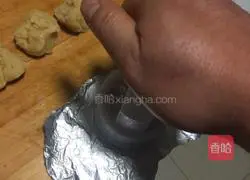 Illustration of how to make red bean paste mooncakes 13