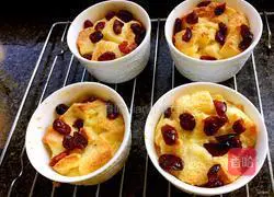 Gratin Illustration of how to make cranberry toast pudding 6