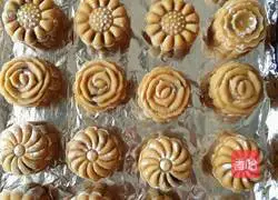 Illustration of how to make purple potato stuffed mooncakes 11