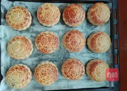 Illustration of how to make black rice stuffed mooncakes 29
