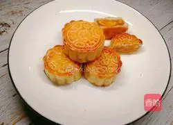 Cantonese-style mooncake (egg yolk with white lotus paste) recipe 17