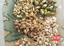 Illustration of how to make five-nut mooncake filling 3