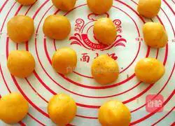 Lotus paste Illustration of how to make egg yolk mooncakes 4