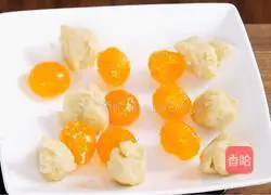 Egg Yolk Lotus Seed Mooncake Recipe Illustration 7