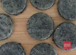 Illustration of how to make black sesame walnut biscuits 6