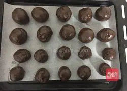 Illustration of how to make chocolate sauce mooncakes 4