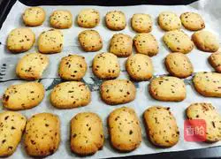 Illustration of how to make baked cranberry cookies 8