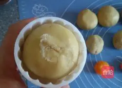 Illustration of how to make lotus paste and egg yolk mooncakes 11