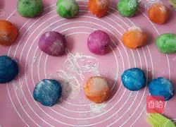 Illustration of how to make colorful snowskin mooncakes 12