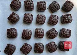 Illustration of how to make mini tiger mooncakes 10