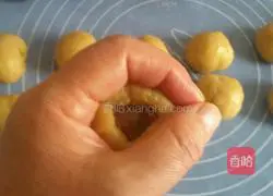 Illustration of how to make tap red sesame oil mooncakes 12