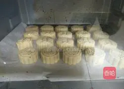 Illustration of how to make jujube paste mooncakes 11