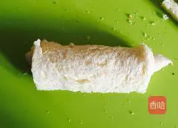 Illustration of how to make banana toast rolls 4