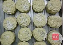 Illustration of how to make assorted mooncakes 6