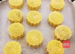 Illustration of how to make cashew nut mooncakes 12
