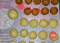 Illustration of how to make chestnut mooncakes 2