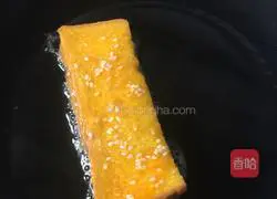 Illustration of how to wrap eggs in toast 3