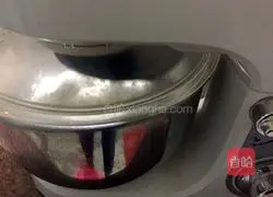 Illustration of how to make meat floss bread 3