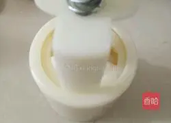 Illustration of how to make sweet potato cake with moon cake filling 8